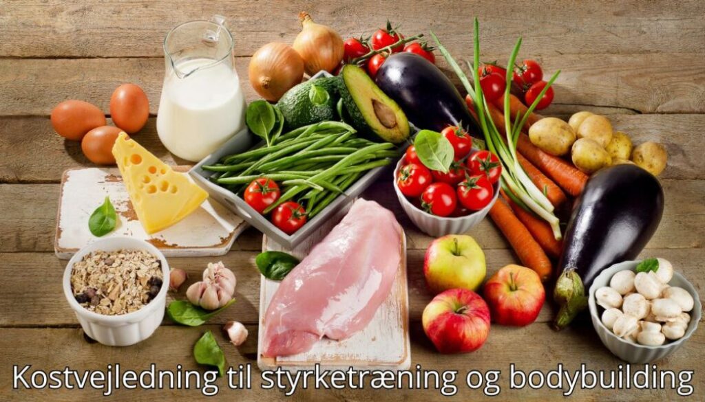 Billedet viser en samling af sunde fødevarer arrangeret på et bord. Der er friske grøntsager som tomater, gulerødder, bønner og aubergine samt frugter som æbler og avocado. Desuden ses æg, mælk, kyllingebryst, ost, havregryn og hvidløg, som alle er næringsrige ingredienser. Nederst står teksten: "Kostvejledning til styrketræning og bodybuilding.
