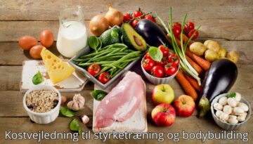 Billedet viser en samling af sunde fødevarer arrangeret på et bord. Der er friske grøntsager som tomater, gulerødder, bønner og aubergine samt frugter som æbler og avocado. Desuden ses æg, mælk, kyllingebryst, ost, havregryn og hvidløg, som alle er næringsrige ingredienser. Nederst står teksten: "Kostvejledning til styrketræning og bodybuilding.