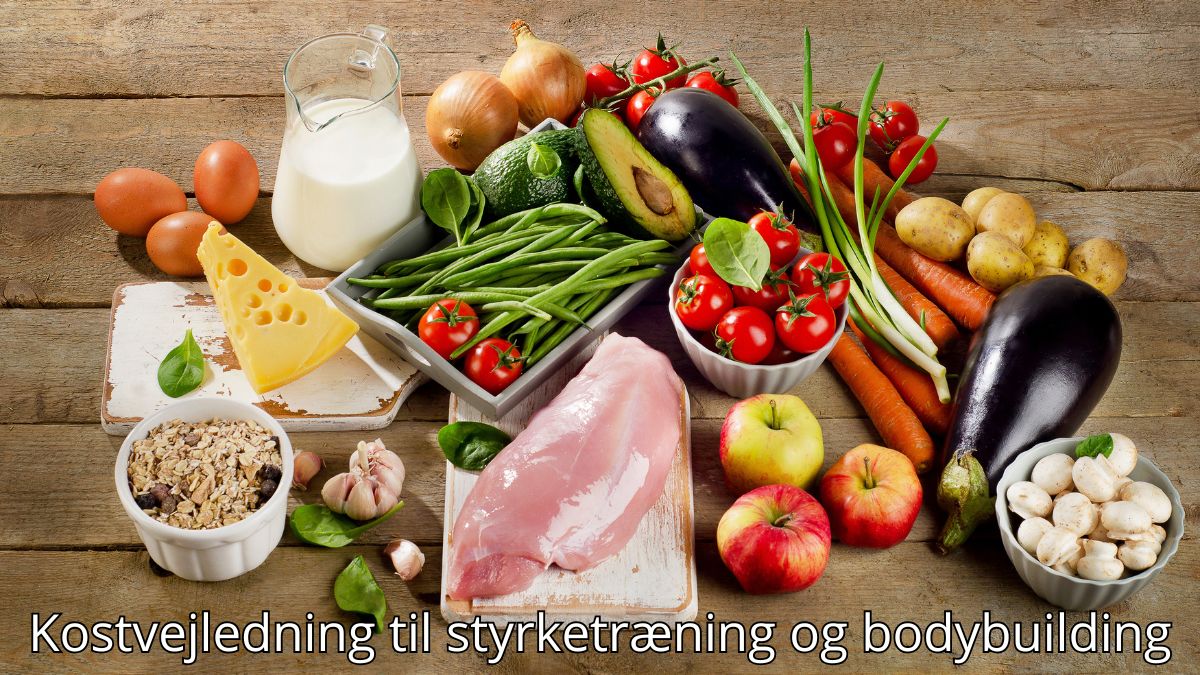 Billedet viser en samling af sunde fødevarer arrangeret på et bord. Der er friske grøntsager som tomater, gulerødder, bønner og aubergine samt frugter som æbler og avocado. Desuden ses æg, mælk, kyllingebryst, ost, havregryn og hvidløg, som alle er næringsrige ingredienser. Nederst står teksten: "Kostvejledning til styrketræning og bodybuilding.
